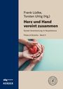 Covertext von Frank Lüdke, Torsten Uhlig: "Herz und Hand vereint zusammen". Hände halten rotes Herz.