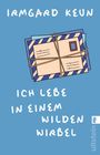 "IRMGARD KEUN, ICH LEBE IN EINEM WILDEN WIRBEL" in weißer Schrift auf blauem Hintergrund, zeigt stilisierte Briefe.