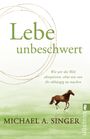 Titel: "Lebe unbeschwert". Untertitel: "Wie wir die Welt akzeptieren, ohne uns von ihr abhängig zu machen". Bild: Pferd auf grüner Fläche.