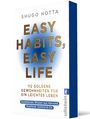 „EASY HABITS, EASY LIFE: 112 goldene Gewohnheiten für ein leichtes Leben” steht in goldener Schrift vor blauem Hintergrund.