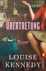 "Übertretung", Roman von Louise Kennedy. Eine Frau in einem roten Kleid hält eine Zigarette, ein Tisch mit Flaschen.