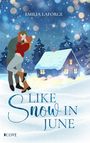 Text: „EMILIA LAFORGE“, „LIKE SNOW IN JUNE“. Winterliche Illustration: Paar im Schnee, beleuchtete Hütte, Schneefall.