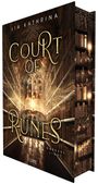 "COURT OF RUNES." Ein buchförmiges Objekt mit einer leuchtenden Buchseite in einer magischen Bibliothekskulisse.