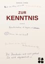 Texte: "Recht ohne Vollzug wird zur Bitte." "Das Komma stimmt. Der Staat kippt." "ZUR KENNTNIS" "ROMAN" "Kenntnisnahme ist Wegsehen mit Aktenzeichen." "35 Stimmen. Wie viele Gewissen?" "Ein Mensch ist kein Vorgang." "Das Passiv hat immer einen Täter. Wer?" "Die Demokratie wird nicht gestürzt. Sie wird abgezeichnet." Unten rechts Symbole.