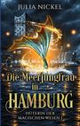"Julia Nickel. Die Meerjungfrau in Hamburg. Hüterin der magischen Wesen 1." Eine schimmernde Meerjungfrau mit einem leuchtenden Schweif im Wasser vor einer beleuchteten Stadt bei Nacht.