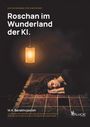 „Roschan im Wunderland der KI.“ Eine Frau schläft auf einem Teppich unter einer hängenden Lampe.
