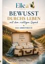 "Sortiere. Verstehe. Entscheide." Auf einem alten Koffer in Landschaft. Text: "Bewusst durchs Leben", "Das Arbeitsbuch".