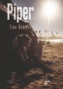 "Piper. Tino Kummer." Eine Person sitzt nachdenklich am Strand, umgeben von Plastikmüll, mit untergehender Sonne und Palmen.