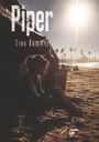 Große Texte: "Piper", "Tino Kummer". Eine Person sitzt am Strand, im Hintergrund Palmen und eine Stadt im Sonnenlicht.