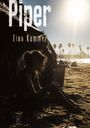 Text: "Piper" und "Tino Kummer". Schattenhafte Frau am Strand; Zelte, Palmen, Stadt im Hintergrund, sonnige Atmosphäre.