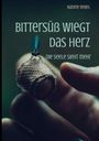 "BITTERSÜß WIEGT DAS HERZ. DIE SEELE SIEHT MEHR." Eine Libelle auf einer Fingerspitze in Nahaufnahme.