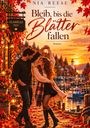 „Bleib, bis die Blätter fallen“ von Nia Reese, Roman. Ein Paar tanzt auf herbstlich geschmücktem Steg, im Hintergrund ein Hafen.