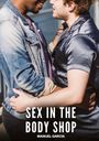 „SEX IN THE BODY SHOP“ und „MANUEL GARCÍA“. Zwei Männer in inniger Umarmung, lächelnd, in Freizeitkleidung.