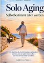 „Solo Aging. Selbstbestimmt älter werden“ – Person geht auf einem Steg dem Sonnenuntergang entgegen.