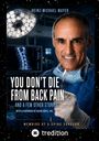 Titel: "YOU DON’T DIE FROM BACK PAIN" mit einem lächelnden Chirurgen in OP-Kleidung vor medizinischem Hintergrund.