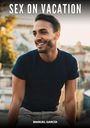 "Sex on Vacation" oben, "Manuel García" unten. Ein lächelnder Mann sitzt entspannt im Freien, warmes Licht.