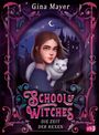 „School of Witches: Die Zeit der Hexen“. Ein Mädchen mit Katze vor Schlosskulisse, ornamental verziert.