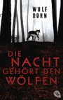 Text: "Wulf Dorn, Die Nacht gehört den Wölfen." Ein Wolf steht in einem nebligen, düsteren Wald.