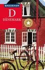 „Baedeker Dänemark“. Rotes Haus, weißer Zaun, zwei Fahrräder im Vordergrund.