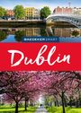 Der Text "Baedeker Smart Dublin". Eine Brücke über einen Fluss, bunte Gebäude, blühende Kirschbäume in einem Park.