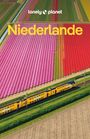 "Niederlande" in gelber Schrift. Luftaufnahme: Eine gelbe Bahn fährt vor bunten Tulpenfeldern in Pink, Rot und Grün.