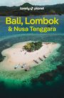 "Bali, Lombok & Nusa Tenggara" in gelber Schrift. Ein einsamer Strand mit Bäumen, umgeben von klarem, türkisfarbenem Wasser.