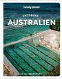 "Entdecke Australien. Ab ins Abenteuer" steht über einem Meer und einem Klippenpool, in dem Menschen schwimmen.
