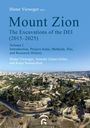Titel: "Mount Zion: The Excavations of the DEI (2015–2025)". Luftbild von Jerusalem mit Straßen und alten Gebäuden.