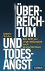 “ÜBERREICHTUM UND TODESANGST”, Martin Schürz. Eine Rakete steigt vor blauem Hintergrund empor.