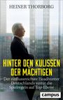 "Heiner Thorborg. Hinter den Kulissen der Mächtigen. Der einflussreichste Headhunter verrät die Spielregeln." Ein Mann im Anzug steht mit verschränkten Armen vor einem Fenster mit Hochhäusern im Hintergrund.