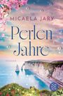 Text: „Micaela Jary, Perlen Jahre, Roman.“ Steilküste bei Sonnenuntergang, rosa Hortensienblüten, Perlen-Illustration.