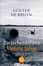 "Günter de Bruyn: Zwischenbilanz Vierzig Jahre - Autobiographie." Ein Ruderer auf einem See mit Schilf im Vordergrund.