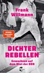 Text: Frank Willmann, DICHTER REBELLEN, Gewachsen auf dem Mist der DDR. Schwarz-weißes Foto von Menschen in einem Raum.