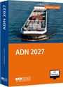 ADN 2027, Holzhäuser - Lorenz, ecomed Sicherheit. Ein Frachtschiff auf dem Wasser. Orangene und blaue Gestaltung.