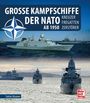 „GROSSE KAMPFSCHIFFE DER NATO AB 1950“. Drei Kriegsschiffe auf dem Meer, mittleres Boot in Nahaufnahme. NATO-Logo oben links.