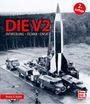 "DIE V2: Entwicklung – Technik – Einsatz" in roter Schrift, zeigt eine Rakete und Fahrzeuge, im Hintergrund Bäume.