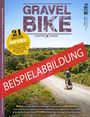 BEISPIELABBILDUNG, GRAVEL BIKE, 21 SEITEN SERVICE. Mountainbiker auf Schotterweg in ländlicher Landschaft bei klarem Himmel.