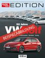 "50 Jahre VW Golf" steht hinter einem roten Auto, darunter "BEISPIELABBILDUNG". Im Hintergrund sind Berge.