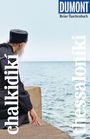 "chalkidikí", "thessaloníki"; ein Mann in schwarzer Kleidung schaut aufs Meer, mit blauem Himmel darüber.