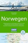 Norwegen, Michael Möbius, Annette Ster. Entdeckungsreisen im Land der Mitternachtssonne. Foto: Erwachsener mit Kind auf Felsen.