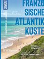 "Französische Atlantikküste" in großen blauen Buchstaben. Strand, Meer, Menschen. Oben links "DUMONT".