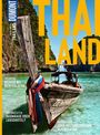 Titel: "THAILAND". Themen: Trekking, Übernachten, Buddhismus. Ein traditionelles Boot auf türkisfarbenem Wasser, umgeben von Felsen.