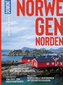 Texte: "NORWEGEN NORDEN", "Luxuriös oder einfach? Mal anders übernachten", "Hurtigruten: Vom Post- zum Kreuzfahrtschiff", "Walsafaris: Respektvolle Begegnungen mit den Meeresäugern", "DuMont", "Norwegen Norden". Ansicht von roten Hütten an felsiger Küste mit Bergen.
