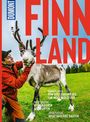 "FINNLAND" in großen roten Buchstaben. Ein Mann in roter Jacke streichelt ein Rentier auf einer grünen Wiese.