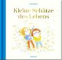 „Kleine Schätze des Lebens“ steht in der Mitte. Zwei Kinder liegen lächelnd auf einer blumigen Wiese.