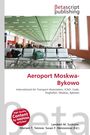 "Aeroport Moskwa-Bykowo" ist in roter Schrift zu sehen. Wartende Passagiere mit Gepäck in einem modernen Flughafenterminal.