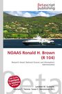 "NOAAS Ronald H. Brown (R 104)" steht in roter Schrift. Darunter: "Research Vessel, National Oceanic and Atmospheric Administration". Ein Schiff vor grüner Hügellandschaft.