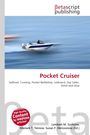 "Pocket Cruiser" in roter Schrift, darunter Begriffe wie "Sailboat, Cruising" und mehr. Schnelles Boot auf blauem Wasser.