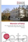 "Mansion of Bahjí", Texte zu Bahá'í und Orten. Ein weißes Gebäude mit vielen Fenstern, umgeben von kahlen Bäumen.