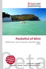 „Pocketful of Mint“, Landschaft mit türkisfarbenem Meer, grüne Hügel im Hintergrund, ein Logo mit Schriftzug oben.
